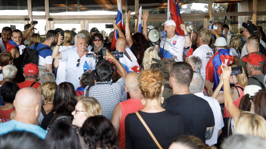 Σλοβακία: Επεισόδια έξω από το κοινοβούλιο μετά τις διαμαρτυρίες των αντιεμβολιαστών