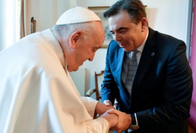 Συνάντηση Σχοινά (Κομισιόν) με Πάπα Φραγκίσκο για μεταναστευτικό και Μεσόγειο