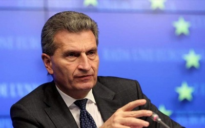 Oettinger: Η EE να μη συγχωρέσει τη Γαλλία που παραβιάζει τους δημοσιονομικούς κανόνες