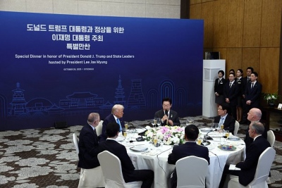 Ό,τι θέλει ο πρόεδρος - Τάισαν κέτσαπ και χάμπουργκερ τον Trump στην Κορέα