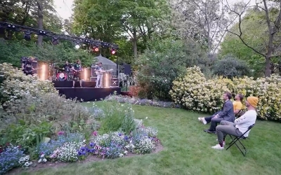 O Macron έχασε στοίχημα με δύο YouTubers και έγινε συναυλία Heavy Metal στο Ελιζέ