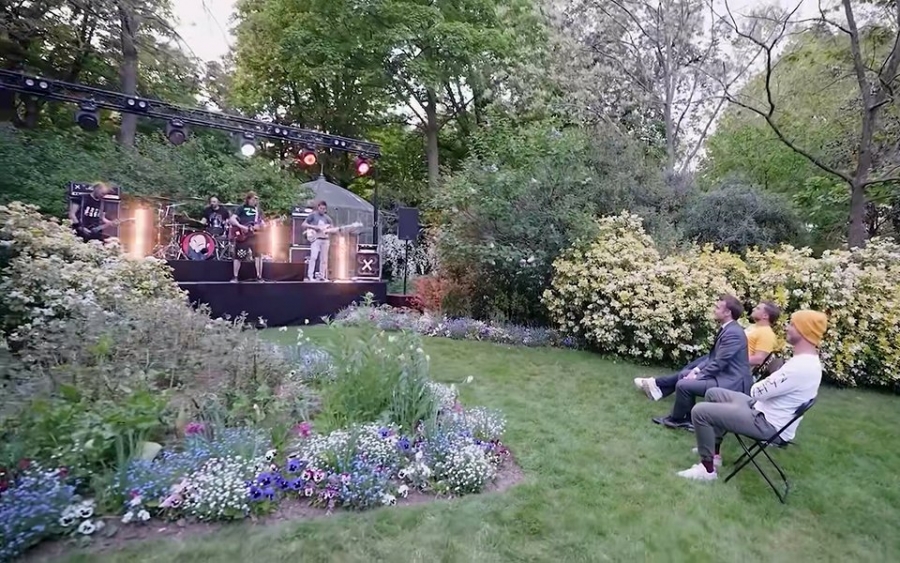 O Macron έχασε στοίχημα με δύο YouTubers και έγινε συναυλία Heavy Metal στο Ελιζέ