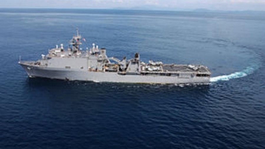 Ρωσικό πολεμικό πλοίο παρακολουθεί το αμερικανικό USS Fort McHenry στην Μαύρη Θάλασσα
