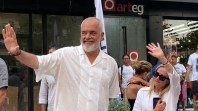 Meloni στην Αλβανία: Πλήρωσε τον λογαριασμό αυτών των ηλιθίων, σε παρακαλώ