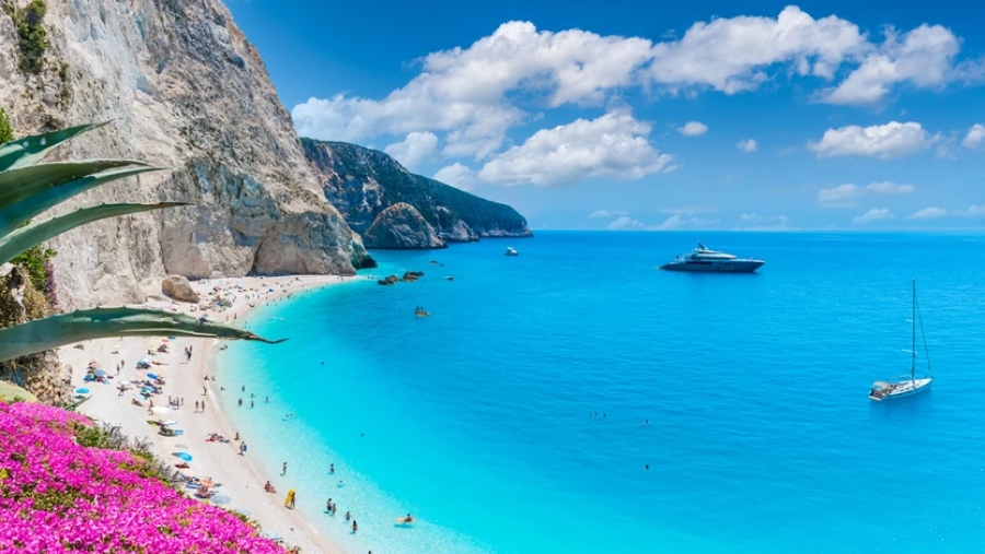 Γαλάζιες Σημαίες 2021: Στη δεύτερη θέση η Ελλάδα – Βραβεύτηκαν 545 ακτές μας