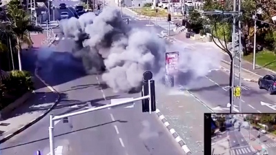 Τρομακτικά πλάνα - Η στιγμή που μία από τις κεφαλές του ιρανικού Khorramshahr 4 χτυπά στην καρδιά του Τελ Αβίβ (vid)