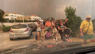 Πύρινη κόλαση στη Ρόδο: 2.500 άνθρωποι έτρεχαν να γλιτώσουν - Στις φλόγες σπίτια και 3 ξενοδοχεία  - Συγκλονιστικές εικόνες