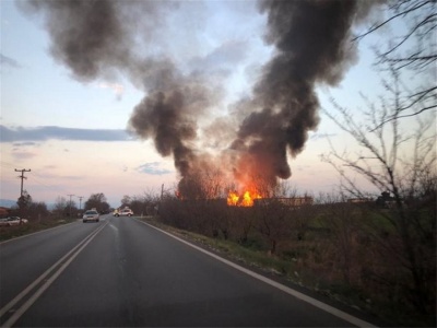 Λάρισα: Φόβοι για έκρηξη σε εργοστάσιο που έχει πάρει φωτιά