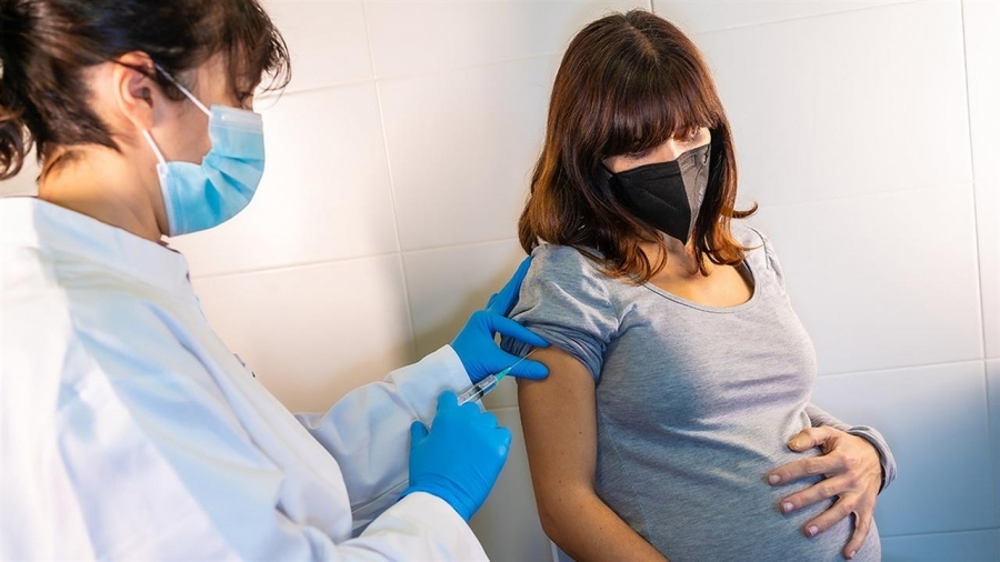 CDC: Ο εμβολιασμός σε προχωρημένη εγκυμοσύνη συμβάλλει στην πρόληψη των νοσηλειών βρεφών