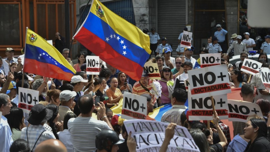ΕΕ: Θα πρέπει να αποφευχθεί μια στρατιωτική επέμβαση στη Βενεζουέλα