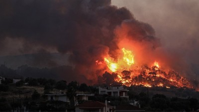 Μεγάλη φωτιά στις Κεχριές Κορινθίας - Εκκενώθηκαν τρεις οικισμοί και μία κατασκήνωση - Κατοικίες παραδόθηκαν στις φλόγες