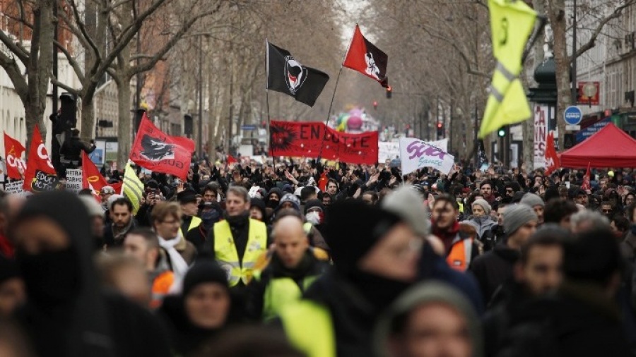 Χάος στο Παρίσι  - Συγκρούσεις διαδηλωτών - αστυνομίας