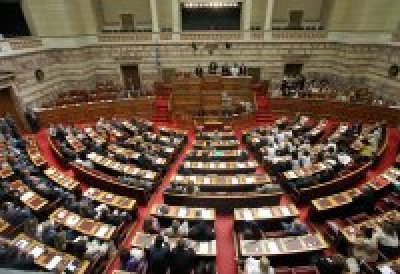 Συνεχίζεται η αντιπαράθεση στη Βουλή για τη διανομή του κοινωνικού μερίσματος