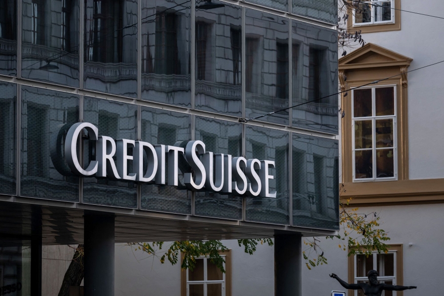 Credit Suisse: Με προκαταβολικά bonus προσπαθεί να κρατήσει τα στελέχη της