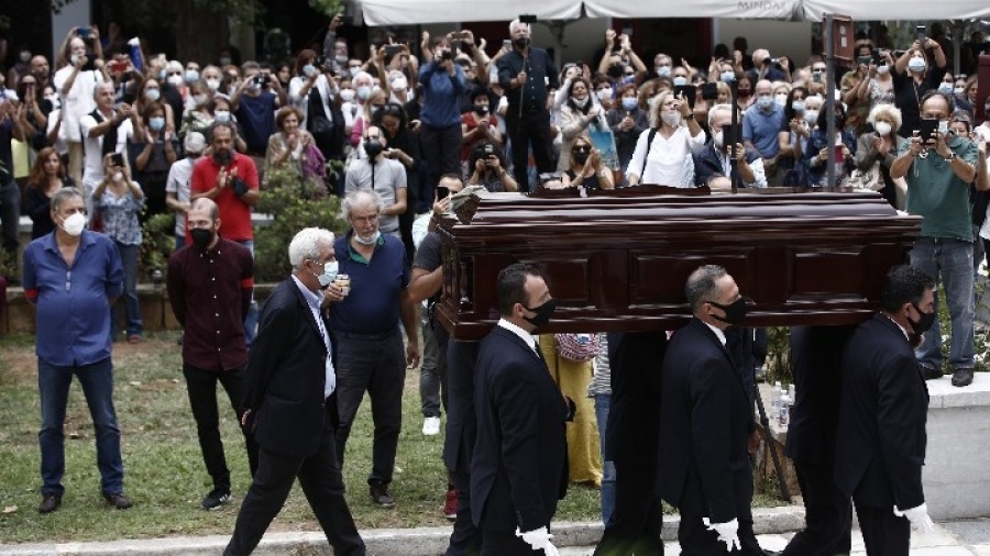 Πλήθος κόσμου στη Μητρόπολη Αθηνών αποχαιρέτησε τον Μίκη Θεοδωράκη - Ύστατο χαίρε από Σακελλαροπούλου, Κουτσούμπα