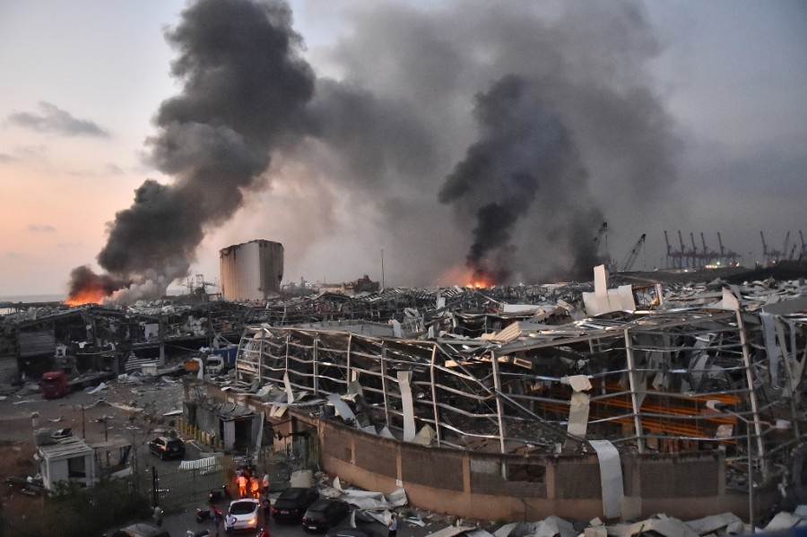 Φλέγεται η Βηρυτός, διαδοχικές εκρήξεις ισοπέδωσαν το λιμάνι - Τουλάχιστον 63 νεκροί, 3.000 τραυματίες - Εθνική καταστροφή παρόμοια με τη Χιροσίμα