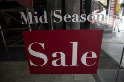 Ενδιάμεσες εκπτώσεις: Ανοικτά τα εμπορικά καταστήματα αύριο Κυριακή (6/5)