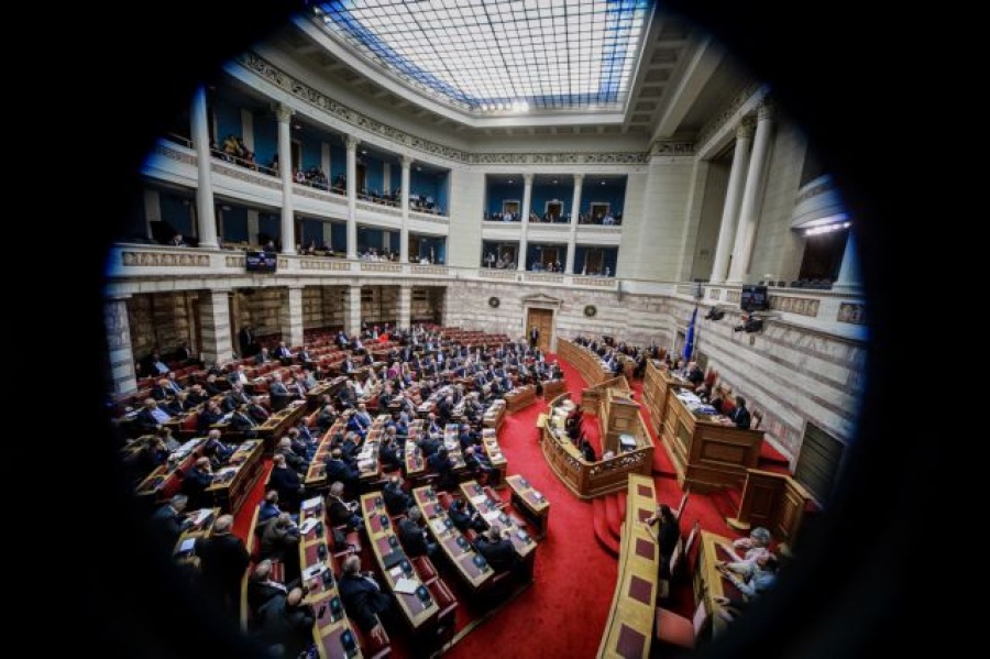 Στη Βουλή η υπόθεση Πετσίτη – ΝΔ: Ποια ήταν η δουλειά του δίπλα στον Ν. Παππά; - Ανύπαρκτο θέμα λέει η κυβέρνηση