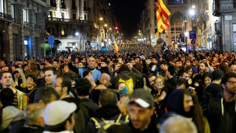 Στην Καταλονία ο βασιλιάς Felipe - Χιλιάδες διαδηλωτές στους δρόμους