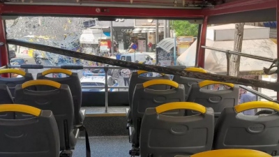 Πανεπιστημίου: Απίστευτο ατύχημα με τουριστικό λεωφορείο και τρόλεϊ - Άξονας από ηλεκτροφόρο σύρμα έπεσε καταπάνω του