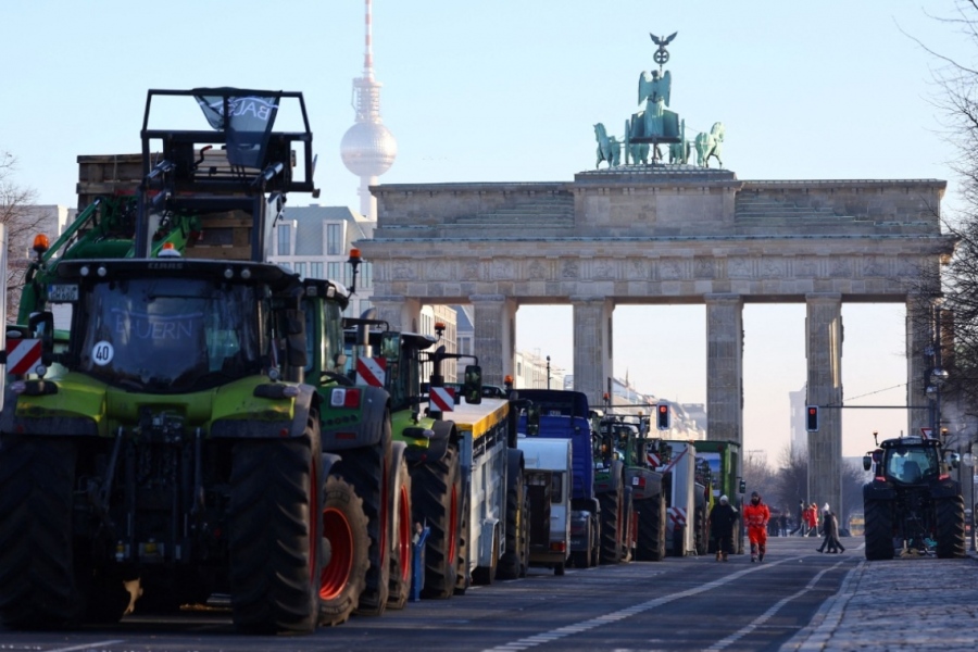Πανικόβλητος ο Scholz με τα τρακτέρ στους δρόμους της Γερμανίας - Βλέπει τον «γκρεμό» και κατηγορεί για εξτρεμισμό τους αγρότες