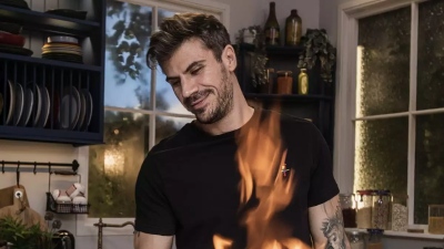 Ο Άκης Πετρετζίκης έκλεισε όλα τα μαγαζιά εστίασης στην Αθήνα