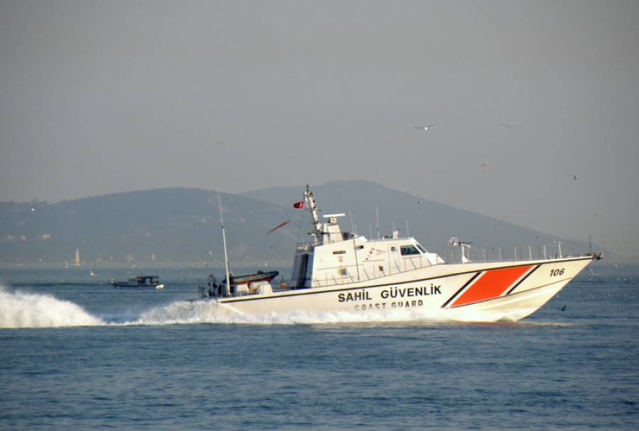 Σκάφος της Τουρκικής Ακτοφυλακής καταδιώκει και εμβολίζει βάρκα με Σύρους μετανάστες (βίντεο)