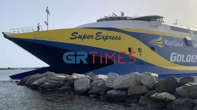 Τήνος: Έπεσε στα βράχια του λιμανιού το πλοίο Super Express