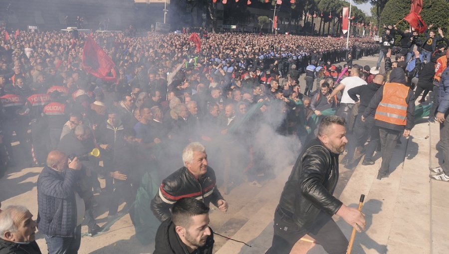 Αλβανία: Επεισόδια με 20 τραυματίες σε διαδήλωση κατά του Rama στα Τίρανα - Ζητούν την παραίτησή του και πρόωρες εκλογές