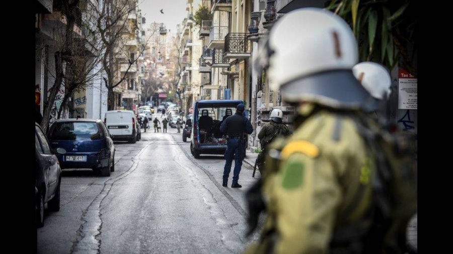 Μεγάλη επιχείρηση της αστυνομίας στα Εξάρχεια – Περισσότερες απο 90 προσαγωγές και 3 συλλήψεις για ναρκωτικά