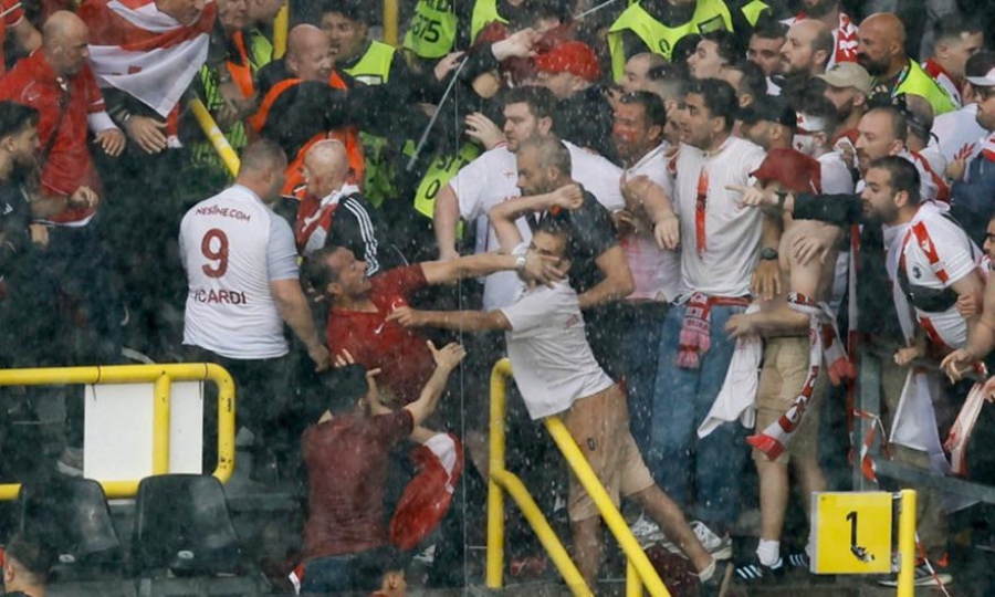 Euro 2024 - «Μάχες σώμα με σώμα»: Τούρκοι και Γεωργιανοί πιάστηκαν στα χέρια στο Σίγκναλ Ιντούνα Παρκ (video)