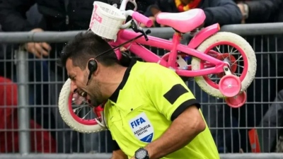 Σοκ σε αγώνα: Πέταξαν παιδικό ποδήλατο στο κεφάλι διαιτητή!