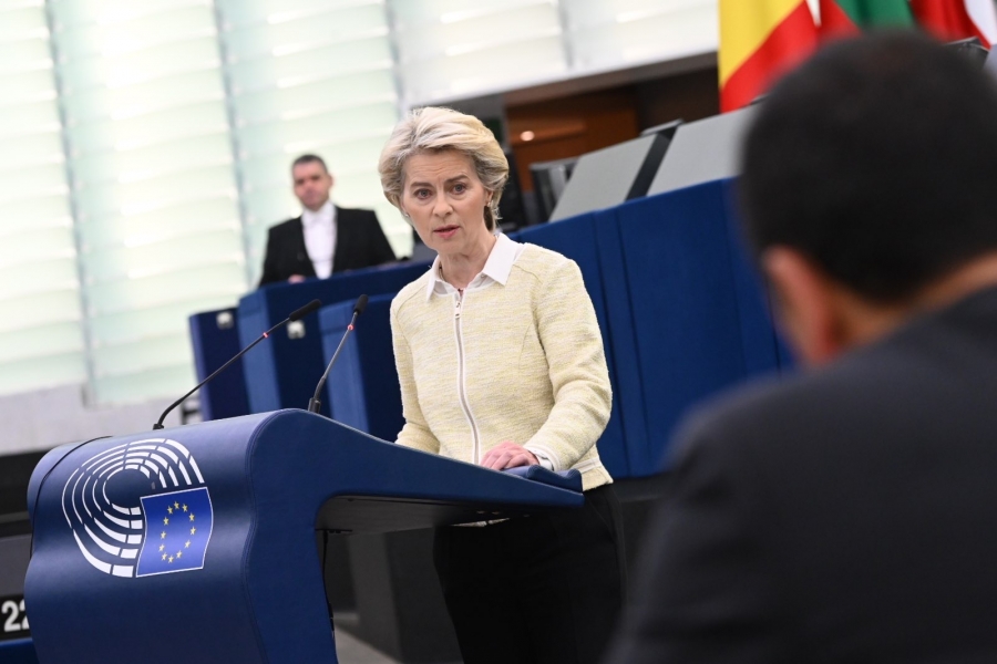 Von der Leyen (Κομισιόν): Embargo στο ρωσικό πετρέλαιο, εκτός SWIFT η Sberbank