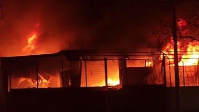 Μενίδι: Φωτιά με εκρήξεις σε εργοστάσιο, καταστράφηκε ολοσχερώς - Ζημιές και σε παρακείμενες εγκαταστάσεις