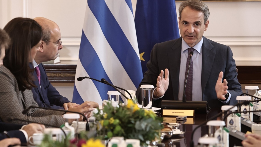 Το μήνυμα Μητσοτάκη στους υπουργούς: Όχι στην έπαρση - Πρώτα βουτάμε τη γλώσσα στο μυαλό και μετά μιλάμε