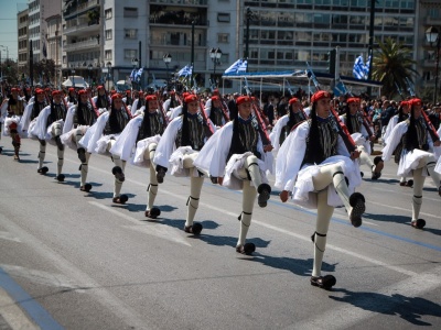 Πλήθος κόσμου και συνθήματα κατά της Συμφωνίας των Πρεσπών στη στρατιωτική παρέλαση της Αθήνας
