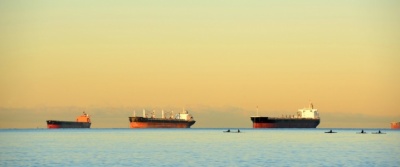 Τα σκοτεινά σύννεφα του εμπορικού πολέμου πάνω από το πετρέλαιο