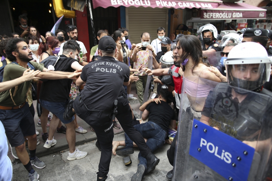 Τουρκία: Δακρυγόνα και 36 συλλήψεις σε Pride Parade στην Άγκυρα