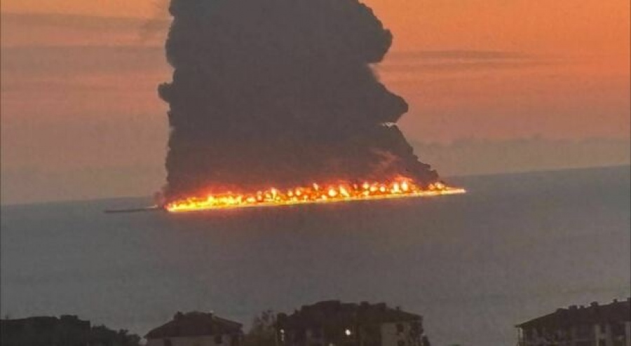 Φωτιά σε πλοίο στη Μαύρη Θάλασσα – Ορατές από το Sochi οι φλόγες