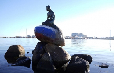 Έβαψαν τη μικρή γοργόνα της Κοπεγχάγης στα χρώματα της ρωσικής σημαίας