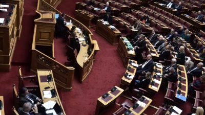 Βουλή: Υπερψηφίστηκε επί της αρχής και επί των άρθρων το νομοσχέδιο για την αποτροπή της οπαδικής βίας