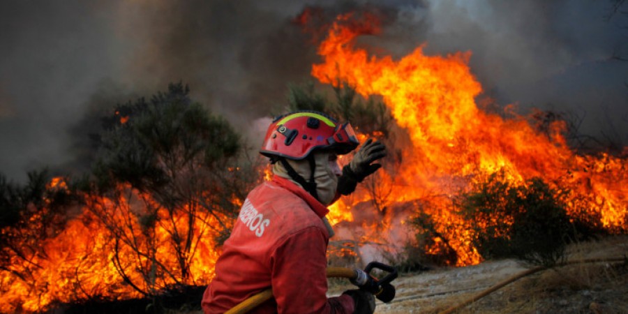 Στο έλεος των πυρκαγιών η Πορτογαλία - Σπίτια και περιουσίες καίγονται - Πάνω από 700 πυροσβέστες στη μάχη