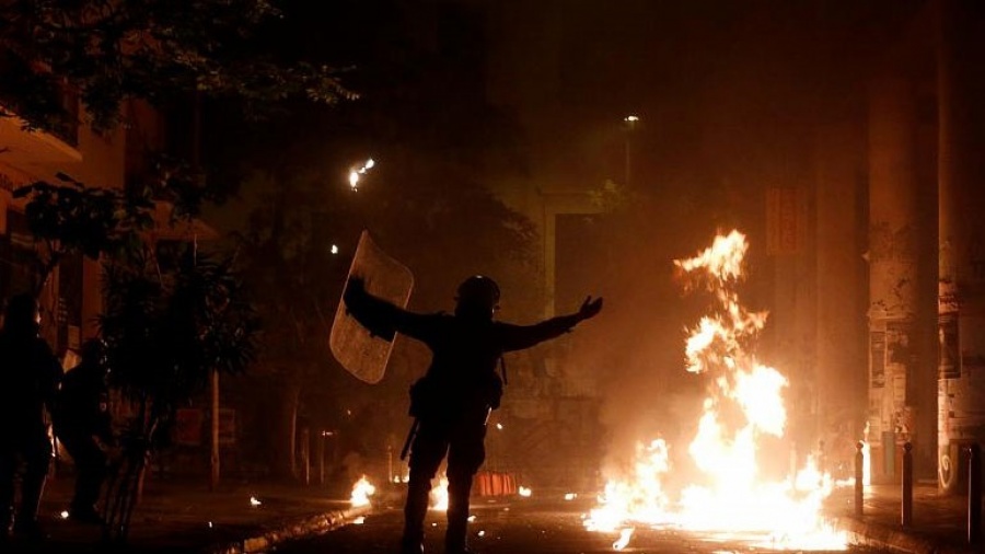 Επεισόδια με μολότοφ έξω από το Πολυτεχνείο - Δεν έγιναν προσαγωγές