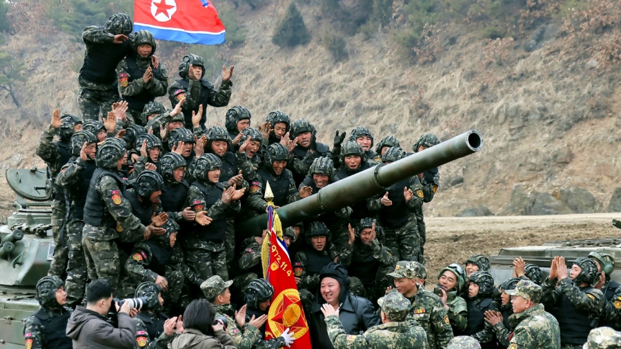 Ξεκίνησε... Οι Βορειοκορεάτες στρατιώτες αφίχθησαν στην πρώτη γραμμή του ουκρανικού μετώπου