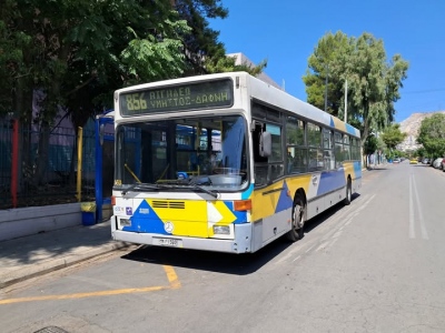 Ηλικιωμένη ξέχασε τσάντα με 30.000 ευρώ, χρυσές λίρες και κοσμήματα μέσα στο λεωφορείο 856