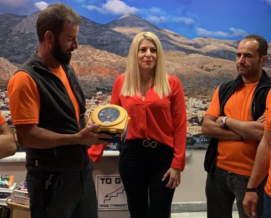 Δωρεά απινιδωτή από την Interamerican στην Εθελοντική Ομάδα Διάσωσης Καλύμνου