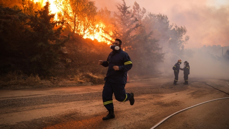 Βοιωτία: Μάχη με τις φλόγες που βρίσκονται 1 χλμ. από το Δίστομο