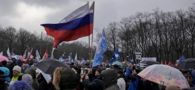 Βερολίνο: Με…«παράνομες» ρωσικές σημαίες οι διαδηλωτές κατά της αποστολής όπλων στην Ουκρανία