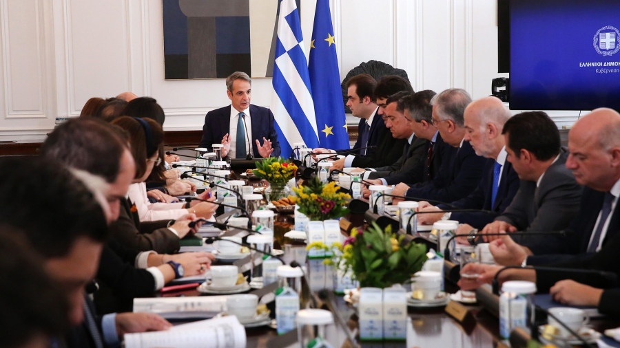 Με μέτωπο κατά ΠΑΣΟΚ - Τσίπρα και επικοινωνιακά αντίδοτα κλείνει εργασίες το Υπουργικό και πάει διακοπές
