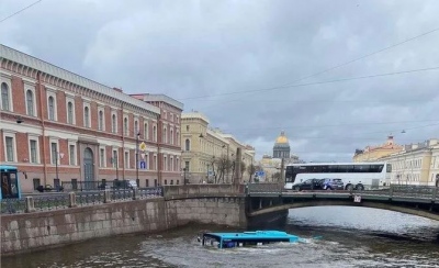 Ρωσία: Τρελή πορεία λεωφορείου με 20 επιβάτες καταλήγει… σε ποτάμι της Αγίας Πετρούπολης